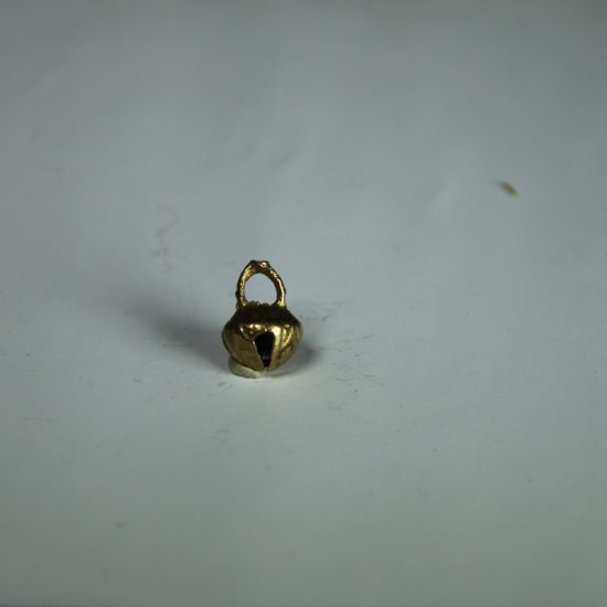 ganz kleine indische Kreuzschelle 10 mm - zum Schließen ins Bild klicken